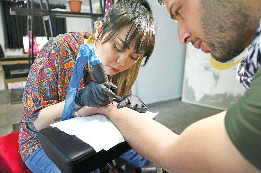 «Σπάει» τα ταμπού η μοναδική γυναίκα δημιουργός τατουάζ στο Αφγανιστάν