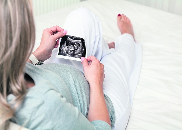 Εξωσωματική γονιμοποίηση: Στη Βουλή το νομοσχέδιο-Αυξάνεται στα 54 το όριο ηλικίας