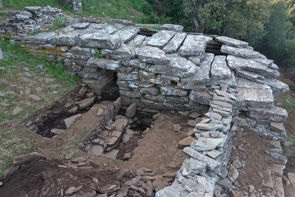 Τα αινιγματικά «σπίτια των δράκων»- Αρχαιολογική έρευνα για τα δρακόσπιτα της Εύβοιας