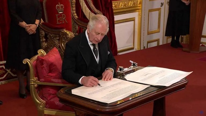 Βρετανία: Ο Κάρολος ανακηρύχθηκε επισήμως βασιλιάς-Οι πρώτες δηλώσεις και η δημόσια δέσμευση