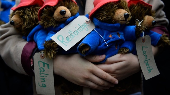 Βρετανία: Σε φιλανθρωπικό ίδρυμα θα δοθούν αρκουδάκια «Paddington» στη μνήμη της βασίλισσας Ελισάβετ