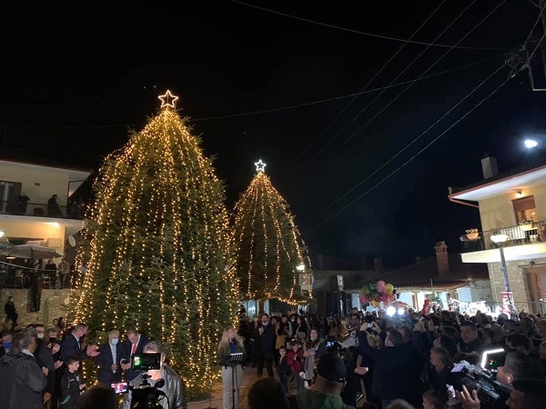 Ταξιάρχης Χαλκιδικής: Φωταγωγήθηκε το πρώτο χριστουγεννιάτικο δέντρο στην Ελλάδα