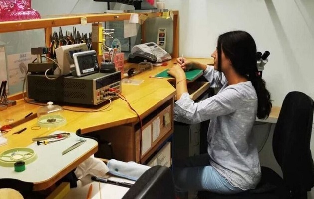 Θεσσαλονίκη: Η μοναδική γυναίκα που δίνει… χρόνο ζωής σε χαλασμένα ρολόγια