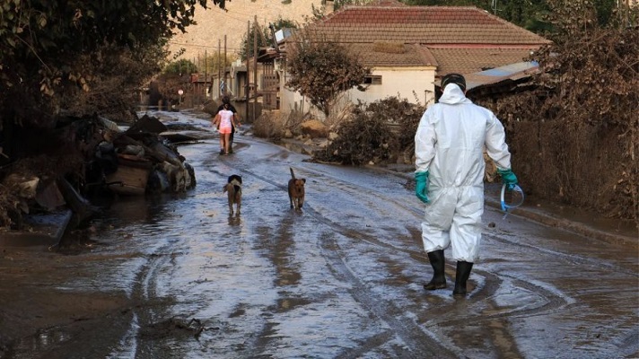 Πλημμύρες στη Θεσσαλία: «Μάχη» με τη λάσπη, τη δυσοσμία και τα κουνούπια δίνουν καθημερινά οι πληγέντες