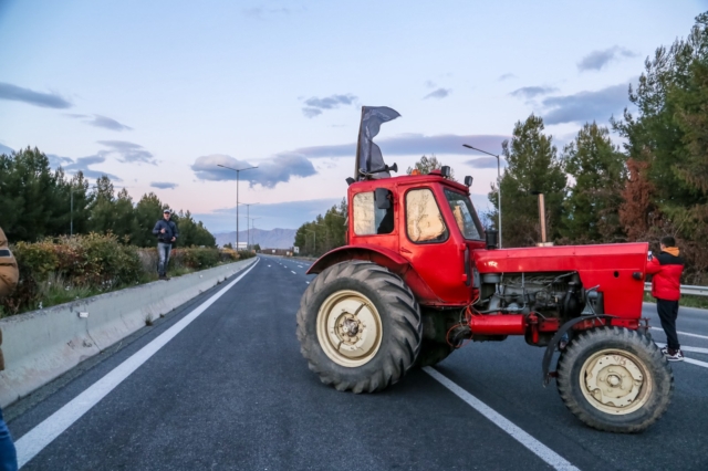 Αγροτική διαμαρτυρία εγκλώβισε εκατοντάδες οδηγούς στον κόμβο του Μπράλου